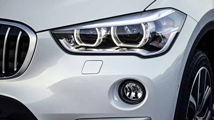 BMW X1 2016 года передняя фара BMW X1 2016 года передняя фара