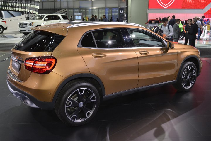 Mercedes GLA 2018 года золотой вид сбоку Mercedes GLA 2018 года золотой вид сбоку