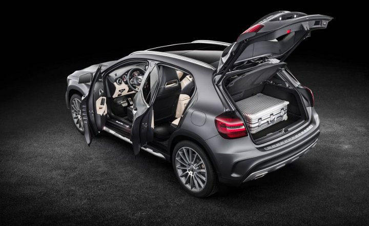 Mercedes GLA 2018 с открытыми дверцами Mercedes GLA 2018 с открытыми дверцами
