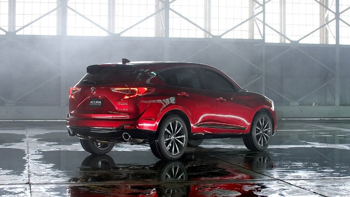 Acura RDX 2019 года красная - вид сзади Acura RDX 2019 года красная - вид сзади