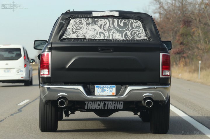 Dodge RAM 2019 года черный - вид сзади Dodge RAM 2019 года черный - вид сзади