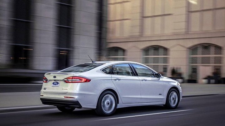 белый Ford Mondeo 2019 года - вид сзади