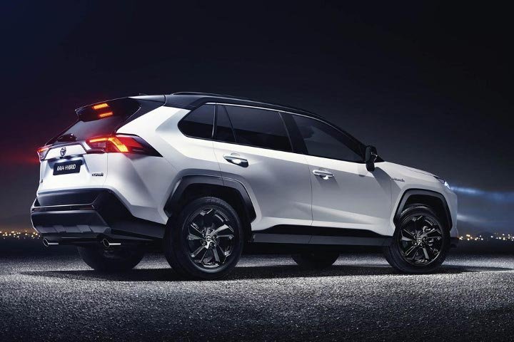 белая Toyota RAV4 2019 года - вид сбоку