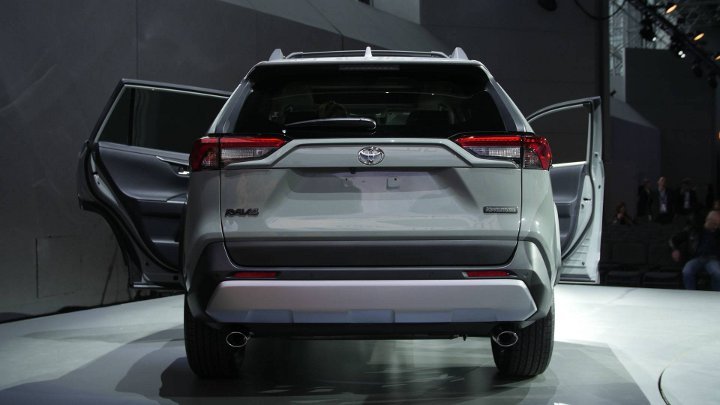 Toyota RAV4 2019 года - вид сзади