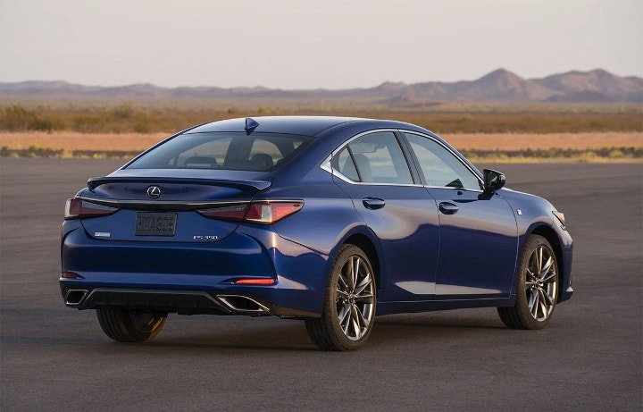 Lexus ES 2019 года - вид сзади